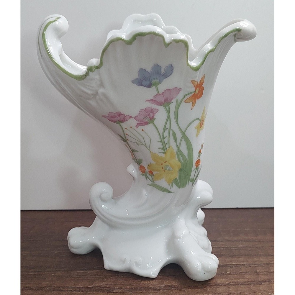 VTG  Day Lily by MANN 1974 Cornucopia Footed Vase Fine China Hand Painted Floral
